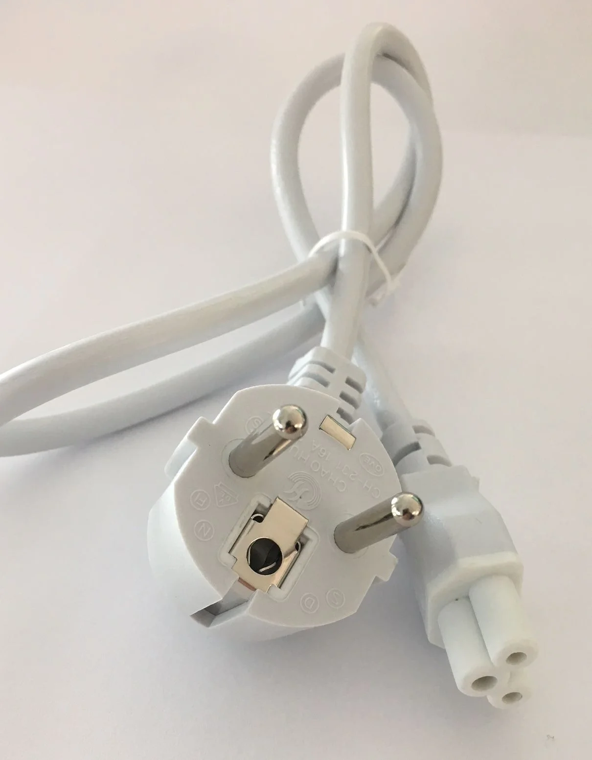 Netzkabel 230V Schutzkontakt CEE7(Stecker)->C5(Buchse), 0,6m, Weiss/White, (Kleeblatt, Mickymaus) +BULK+