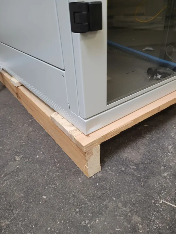 Triton 19" Schrank 32HE, B600/T1000, Lichtgrau, *Demoschrank Vorne/unten/links im Sockelbereich leichte Delle*