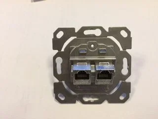 Dosen TP, UP,2-fach, CAT6A, Keystone Slim-line mit Kabelklemme, Alpinweiss, Synergy 21/Telegärtner, 30Grad für runde Kanaleinbaudosen,